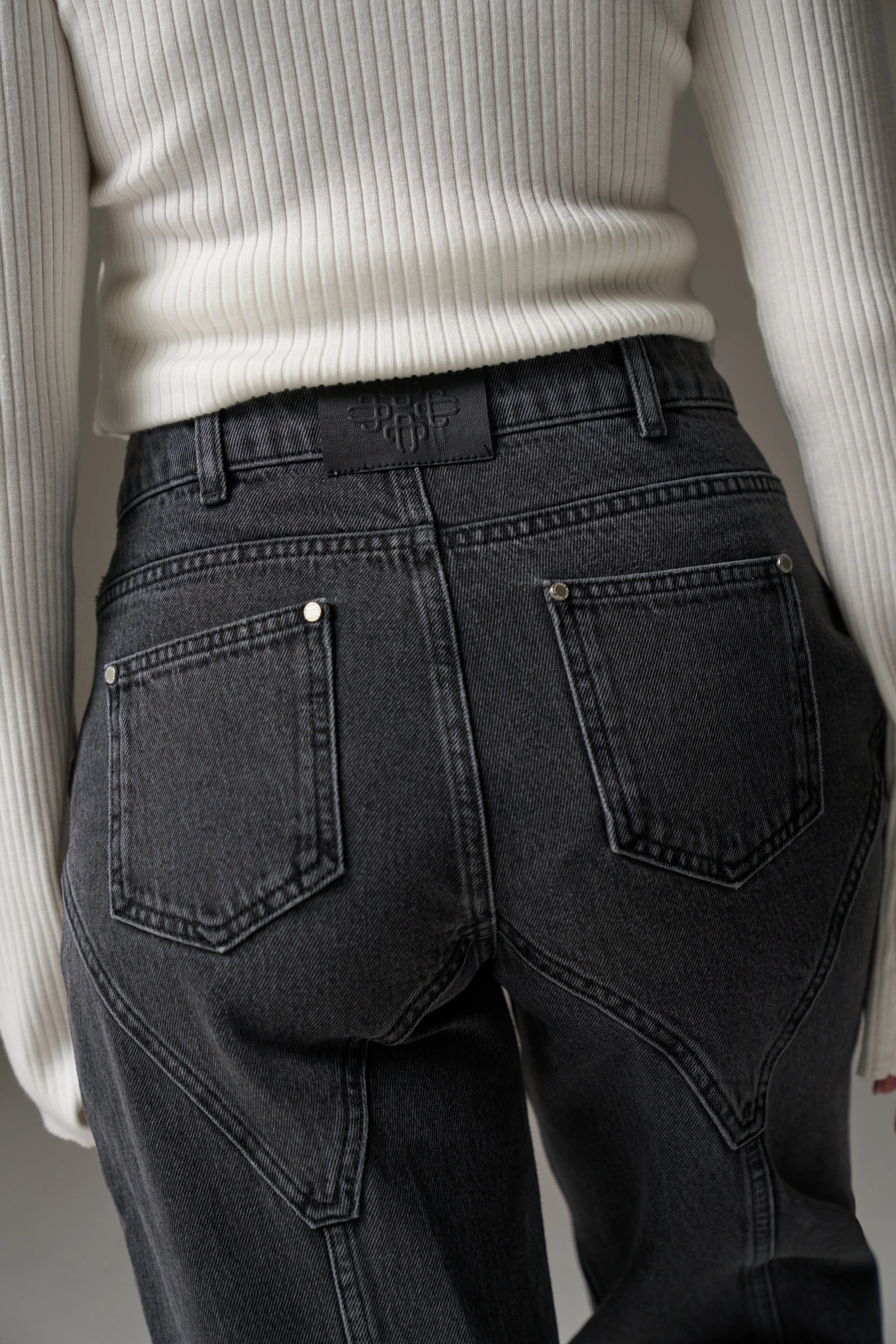 SEAM DETAIL WASHED JEANS - BLACK WASH